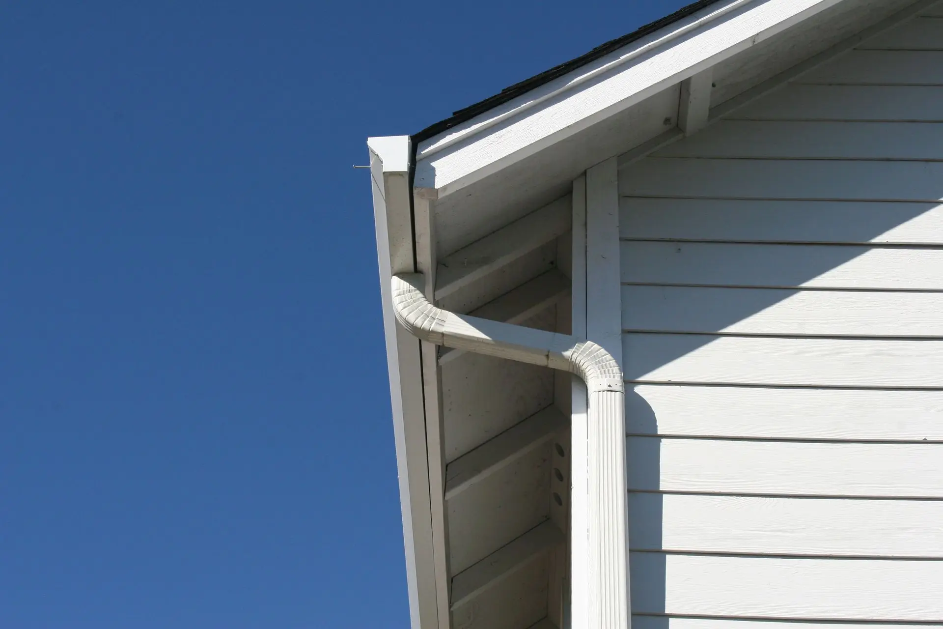 bigstock_rain_gutter_on_house_1990694_hpomfril03fg2sdrb7wbpp-1920x1280
