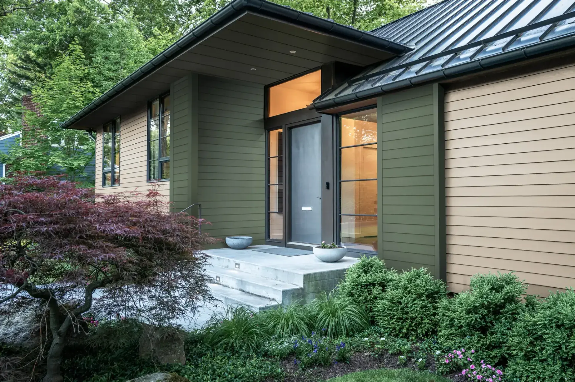 modern_entrance_hardie_plank_chiseled_green_weathering_cliffs_uc3cnf5i6r00lzrttctywhh-1920x1276